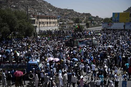23일 아프간 수도 카불에서 소수 시아파 하자라족 수천명이 자신들의 지역에 주요 전력망을 깔아줄 것을 요구하는 시위를 하고 있다.(AFP=연합뉴스)