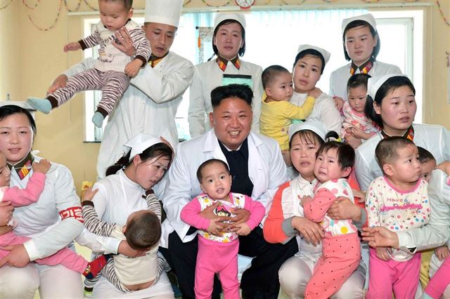 평양 태성산 종합병원을 방문해서 아이들과 함께 포즈를 취한 김정은. ⓒKCNA/KNS via AFP - Getty Images