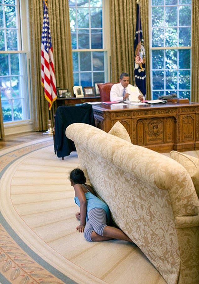 버락 오바마 미국 대통령의 막내딸 사샤가 백악관의 대통령 집무실인 오벌오피스에서 오바마 대통령이 서류를 검토하는 동안 아버지를 놀래켜주려는 듯 소파 뒤에 숨어 살금살금 다가가고 있다. 백악관 홈페이지