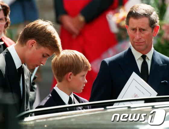1997년 9월 6일 열린 다이애나 왕세자비 장례식 당시 해리 왕자(가운데)와 찰스 왕세자(오른쪽), 윌리엄 왕세손(왼쪽) ©AFP= News1