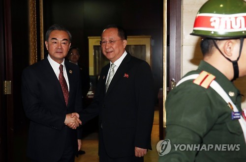 리용호 북한 외무상(오른쪽)과 왕이 중국 외교부장. (사진=연합뉴스)