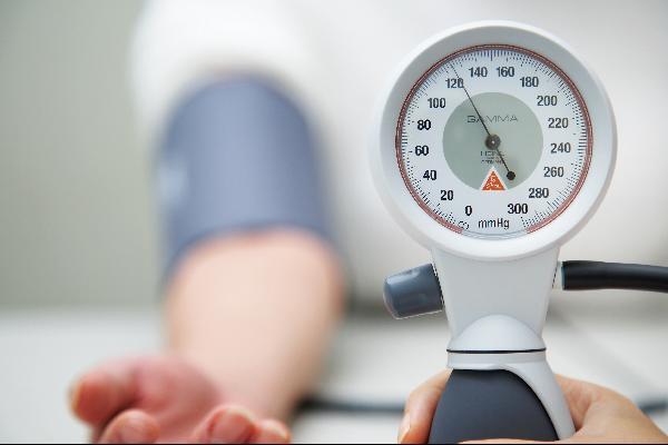 [헬스조선]여름철 무더운 날씨는 저혈압 환자들에게 위험할 수 있어, 혈압계를 이용한 지속적인 관리가 필요하다/사진=조선일보 DB