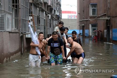 베이징시내 물난리 7.22(AFP=연합뉴스)