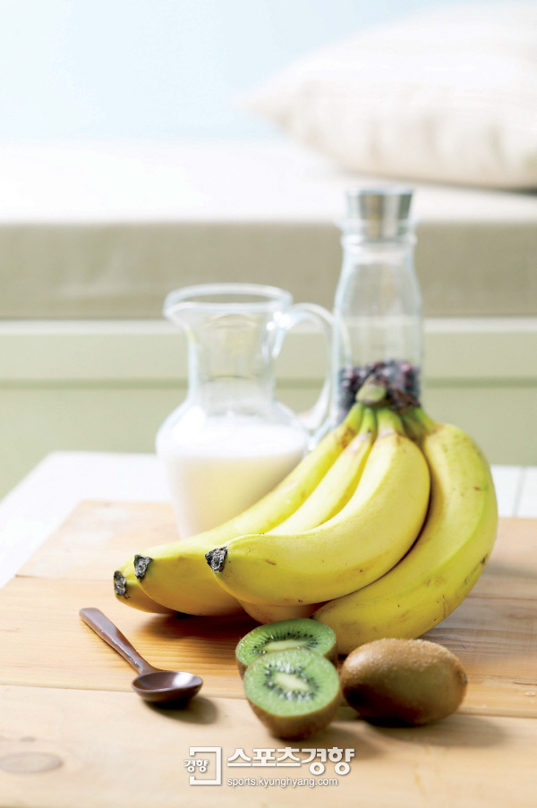 열대야를 극복하는 데 도움이 되는 키위, 바나나, 따뜻한 우유. 경향신문 자료사진