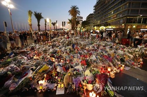 프랑스 니스 트럭 테러 현장에 놓인 추모 꽃다발 [AFP=연합뉴스 자료 사진]