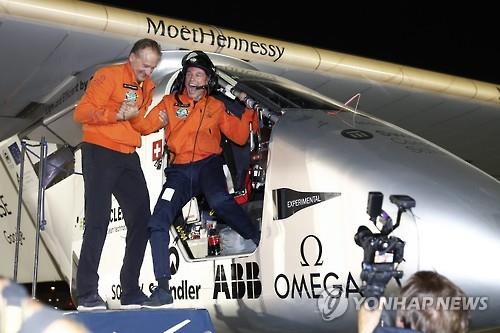26일(현지시간) 솔라 임펄스2가 UAE 아부다비 알바틴 공항에 착륙한 뒤 기뻐하는 베르트랑 피카르(오른쪽)과 앙드레 보르슈베르그[EPA=연합뉴스]