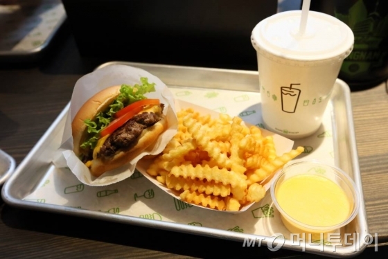 미국 프리미엄 버거 브랜드 '쉐이크쉑'의 기본 메뉴인 '쉑버거'와 감자튀김.
