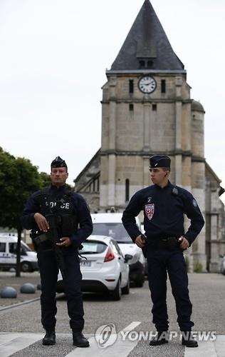 테러 발생한 생테티엔 뒤 루브래 성당 앞 지키는 프랑스 경찰[EPA=연합뉴스]
