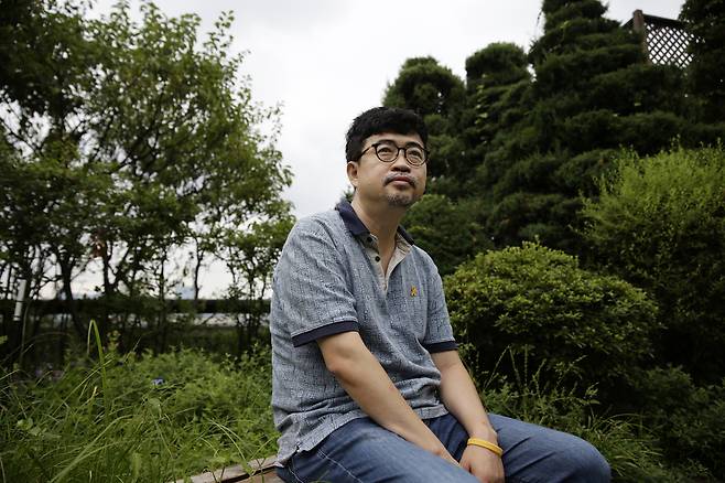 작가 김탁환이 27일 오전 서울 마포구 한겨레신문 사옥에서 자신의 소설 <거짓말이다>를 두고 얘기를 나누다 잠시 생각에 잠겨 있다. <거짓말이다>는 세월호 실종자 수습에 나섰던 민간 잠수사들의 활동을 소재로 한 장편소설이다. 김명진 기자 littleprince@hani.co.kr