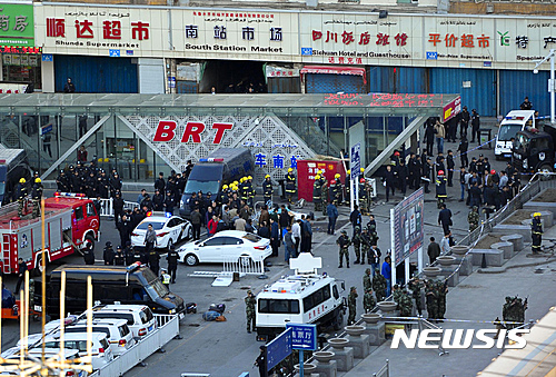 【우루무치=AP/뉴시스】2014년 5월30일 중국 신장자치구 우루무치 기차역에서 위구르족 분리 독립단체가 저지른 폭발 사고로 수십 명이 다쳤다.