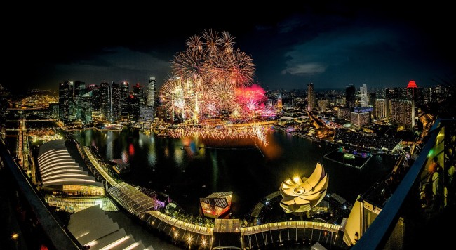 싱가포르를 대표하는 이벤트인 불꽃놀이를 눈높이에서 볼 수 있다.