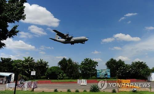 24일 인도 첸나이 탐바람 공군 기지에 실종된 AN-32 수송기 수색에 동원된 C-130J 항공기가 착륙하고 있다.[AFP=연합뉴스 자료사진]