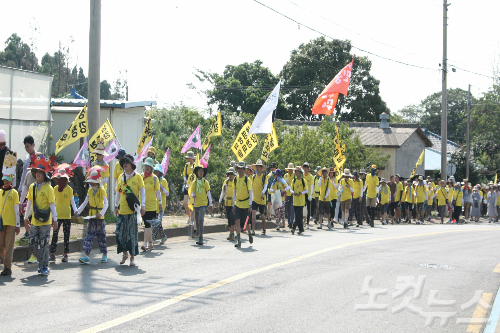 서진으로 행진하고 있는 2016 강정평화대행진 참가자들 (사진=문준영 기자)