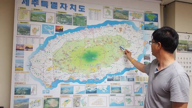 홍영철 제주참여환경연대 공동대표가 제주에서 무분별한 개발이 우려되는 중산간 지역에 대해 설명하고 있다. 개발업자들이 노리는 제주의 공동목장은 140개에서 50여 개로 줄어든 상태다. 이완 기자