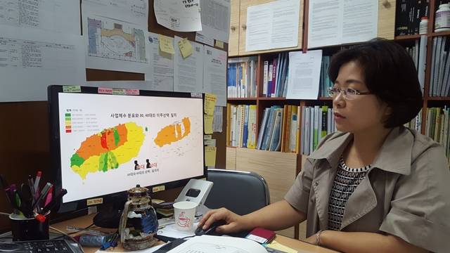 정수연 제주대 교수가 제주로 이주를 선택한 30~40대의 주거 지역과 일자리의 상관관계를 설명하고 있다. 정 교수는 사업체가 많은 곳에 이주민이 정착하는 것을 볼 때 일자리가 있는 지역에 좀더 아파트 건설이 필요하다고 했다. 이완 기자