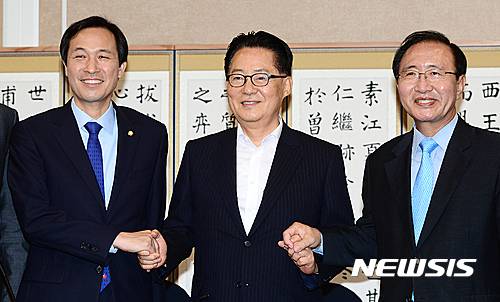 【서울=뉴시스】이종철 기자 = 3일 서울 여의도 국회 귀빈식당에서 열린 야3당 원내대표 회동에 참석한 왼쪽부터 더불어민주당 우상호, 국민의당 박지원, 정의당 노회찬 원내대표가 손을 맞잡고 있다. 2016.08.03. jc4321@newsis.com
