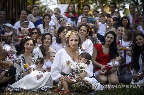 루마니아 세계모유수유주간 기념 행사에 모인 사람들[AP=연합뉴스 자료사진]