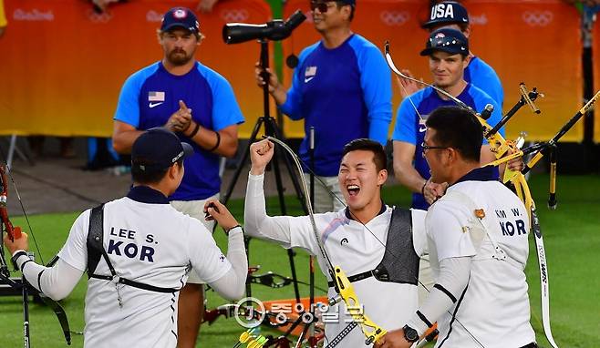 우승이 확정된 순간 한국팀이 환호하자 미국선수들이 박수를 치고 있다. [올림픽사진공동취재단]