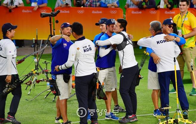 한국팀의 우승으로 경기가 끝난 뒤 한국과 미국 선수들이 포옹을 하고 있다. [올림픽사진공동취재단]