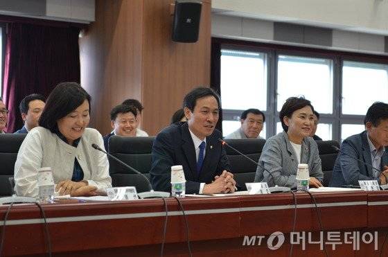 우상호 더불어민주당 원내대표가 8일 오전 충남도청 대회의실에서 열린 ‘더민주-충남도 예산정책협의회’에서 인사말을 하고 있다. 2016.8.8/뉴스1 <저작권자 © 뉴스1코리아, 무단전재 및 재배포 금지>