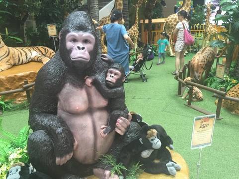 더위를 피해 IFC몰을 방문한 시민들이 사파리 어드벤처 코너를 둘러보고 있다. / 박원익 기자