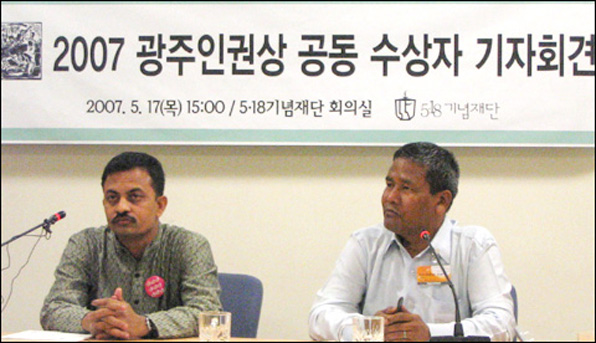 2007년 광주 5.18 재단에서 준 광주 인권상 시상식에는 샤밀라 대신 오빠(오른쪽)가 대신 참석했다.