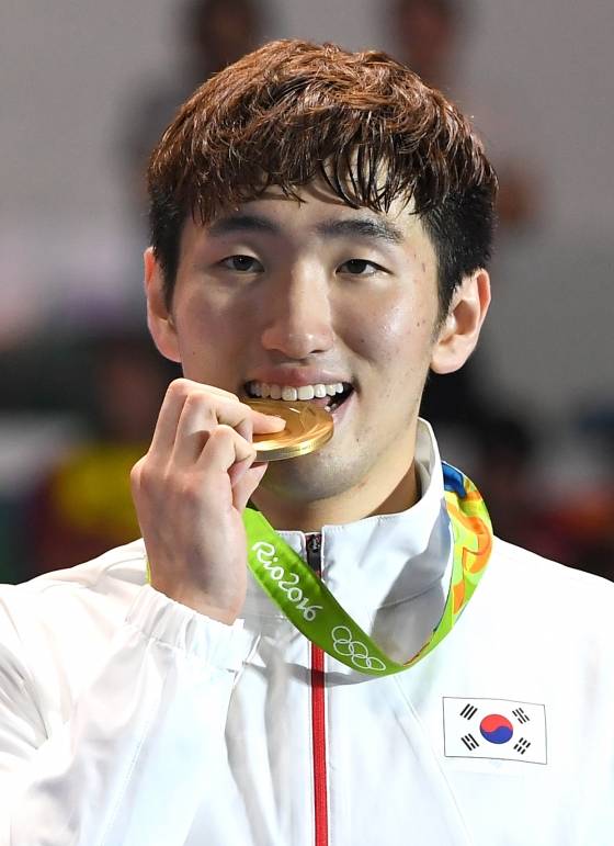 10일 새벽(한국시간)2016 리우데자네이루 올림픽 남자 펜싱 에페에 출전해 금메달을 딴 박상영 선수가 금메달을 깨물어 보고 있다./사진=뉴스1
