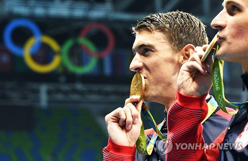 미국 수영선수 마이클 펠프스가 단체전 계영에서도 우승해, 개인 통산 기록 ‘21번째’ 금메달을 목에 걸었다./출처=연합뉴스