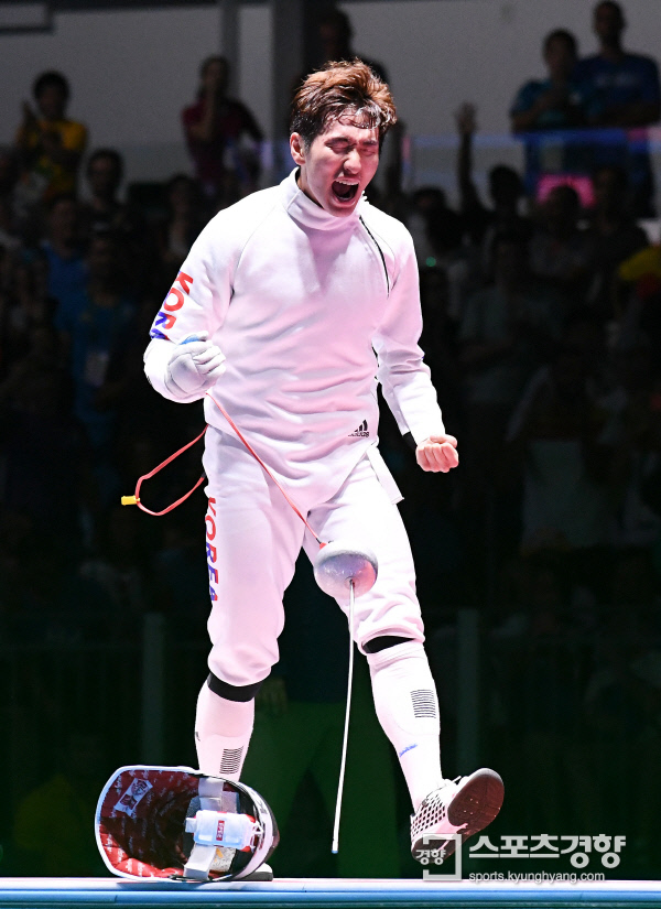 박상영이 10일 브라질 리우데자네이루 카리오카 아레나3에서 열린 리우 올림픽 펜싱 남자 에페 결승전에서 게자 임래에 승리하고 있다. OSEN