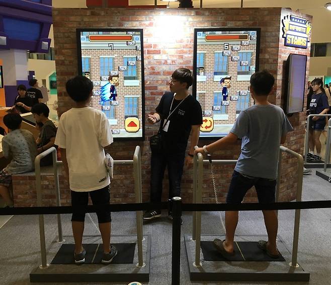 7월29일 개최한 ‘구글플레이 오락실’ 행사에서 아이들이 ‘무한의 계단’ 게임을 하고 있다. 행사는 24일까지다. 입장료 무료. 이정국 기자