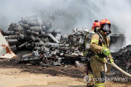LPG 폐용기 처리업체서 가스통 연쇄 폭발 (경주=연합뉴스) 김준범 기자 = 11일 오후 경북 경주시 안강읍 두류리 차량용 가공회사에서 가스통이 폭발하면서 불이나 소방당국이 진화작업에 나서고 있다. 2016.8.11 psykims@yna.co.kr