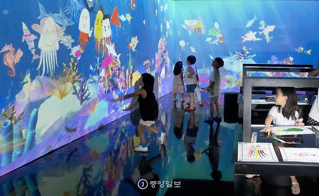아이들의 상상이 현실로 이루어지는 팀랩월드. ‘스케치 아쿠아리움’에서는 크레파스로 그린 그림이 스크린에서 움직이는 해양동물로 변신한다.