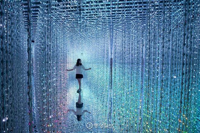 LED 조명으로 빼곡한 ‘크리스탈 유니버스’. 스마트폰을 이용해 직접 빛의 움직임을 바꿀 수 있다.