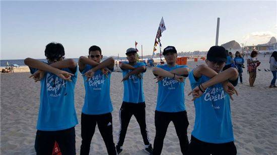 커버 댄스팀 '벡터스'.