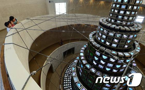 18일 오후 경기도 국립현대미술관 과천관에서 개막한 '국립현대미술관 과천 30년 특별전-달은, 차고, 이지러진다'를 찾은 관람객들이 백남준의 '다다익선' 작품에 함께 꾸며진 이승택의 '떫은 밧줄'을 감상하고 있다. 국립현대미술관 과천관이 30주년을 맞이해 소장품을 중심으로 국내외 작가 300여명의 작품 560여점을 선보이는 이번전시는 내년 2월12일까지 계속된다. 2016.8.18/뉴스1 © News1 박세연 기자
