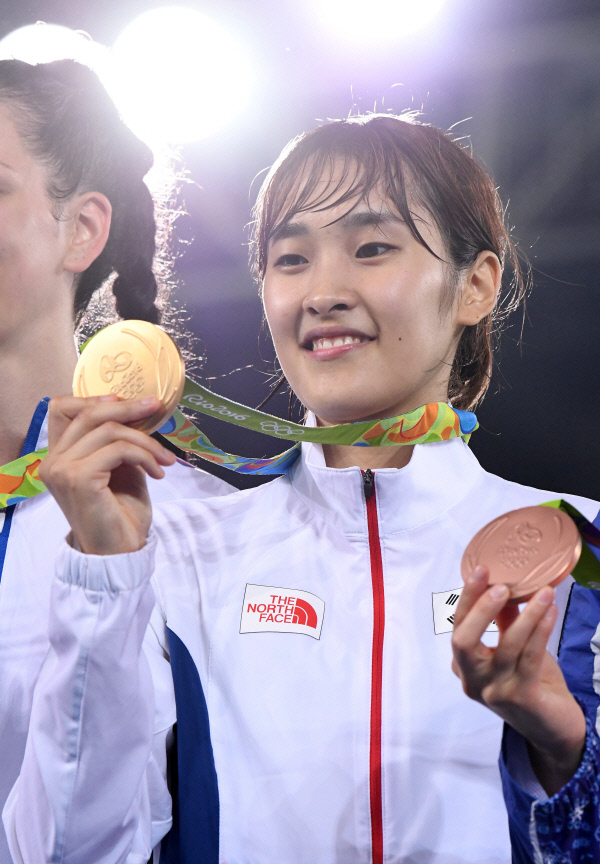 태권도 김소희가 18일(한국시간) 브라질 리우 올림픽 파크 카이로카 아레나 3에서 열린 2016 리우 올림픽 여자 49kg급 결승서 티야내 보그다노비치(세르비아)를 맞아 7-6로 승리한 후 시상대에 올라 금메달을 목에 걸고 기뻐하고 있다. 사진|OSEN