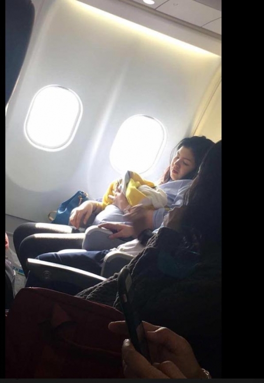 3만 피트 상공에서 출산한 산모 - 두바이에서 필리핀으로 가는 비행기 안에서 아이를 낳은 직후 산모와 아이의 모습.(사진=페이스북)