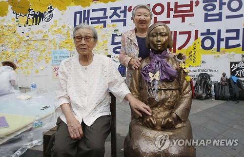 주한 일본대사관 앞 소녀상과 김복동 할머니[연합뉴스 자료사진]