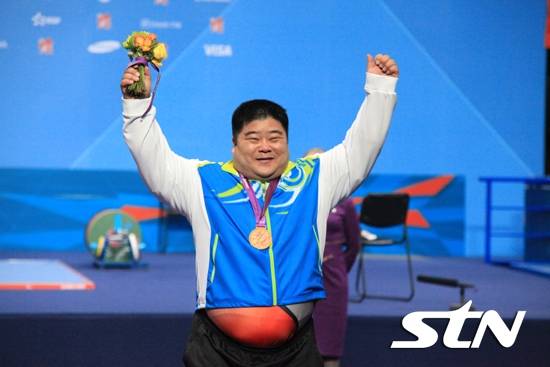 2012년 런던 패럴림픽대회 역도 전근배 선수가 메달을 따고 기뻐하는 모습