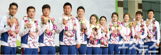 결국 국가대표 선수단 해단식의 주인공은 메달을 목에 걸고 들어온 일부 선수들이었다. 박종민기자