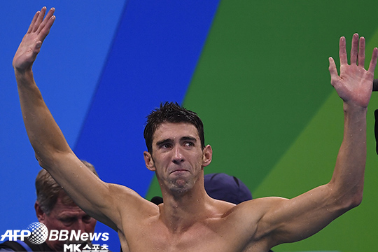 펠프스가 ‘수영선수로 마지막 경기’라고 선언한 리우올림픽 혼계영 4x100m 우승 후 관중의 성원에 감회에 젖은 모습으로 화답하고 있다. 사진(브라질 리우데자네이루)=AFPBBNews=News1