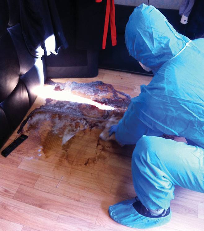 특수청소업체 ‘하드웍스’ 직원이 무연고 사망자의 집을 청소하고 있다.