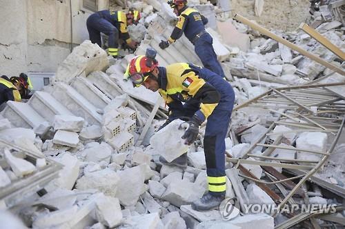 지진이 강타한 이탈리아 페스카라 델 트론토에서 구조작업을 벌이고 있는 소방대원 [EPA=연합뉴스]