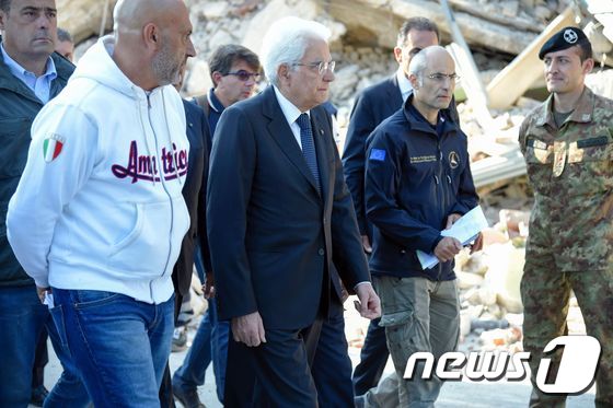 세르지오 마타렐라 이탈리아 대통령이 26일(현지시간) 지진 피해가 가장 컸던 아마트리체의 한 마을을 둘러보고 있다. © AFP=뉴스1