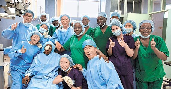 10일 탄자니아 무힘빌리 병원에서 백내장 수술을 마친 한국 의료진과 현지 의료팀. [사진 이요셉]