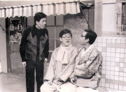 1970년대 MBC ` 웃으면 복이와요 ` 의 한 장면. ( 왼쪽부터 ) 임희춘, 구봉서, 서영춘 씨 [ 사진제공 = 문화체육관광부, 중앙포토, 임희춘 ]