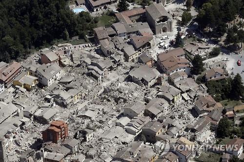 상공에서 본 이탈리아 아마트리체. 상당수 건물이 무너져내렸다(AP=연합뉴스)