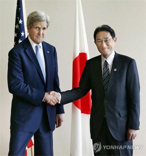 2016년 4월 11일 일본 히로시마에서 존 케리 미국 국무장관(왼쪽)과 기시다 후미오 일본 외무상이 회담을 계기로 악수하고 있다. [교도·AP=연합뉴스 자료사진]
