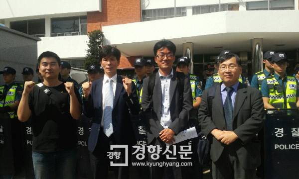청년참여연대 김주호 사무국장과 전국주거권네트워크 최창우 대표, 집걱정없는세상 윤지민 사무국장(왼쪽부터)은 29일 서울경찰청 지능범죄수사대에 출석하기에 앞서 수사에 당당하게 응할 것이라고 밝혔다. 고영득 기자