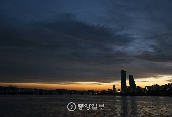29일 서울 잠수교에서 바라본 서쪽 하늘.